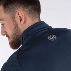 Galvin Green Daxton Insula Golf Pullover 12 Galvin Green Daxton Insula Golf Pullover -Golf Apparel Shop Galvin Green SS22 Daxton Insula Half Zip Pullover G124231 Code SWGAL353 M Navy Ensign Blue White Model 2