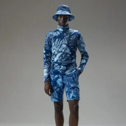 J.Lindeberg Emanuel Print 1/4 Zip Golf Sweater -Golf Apparel Shop J.Lindeberg AW22 Emanuel Print Mid Layer GMJS07417 0470 SWLIN088 Hibiscus BlueNavy PeonyWhite Model 1