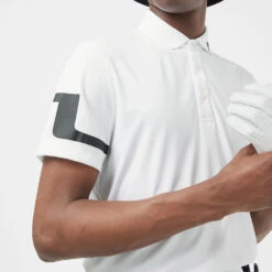 J.Lindeberg Heath Golf Polo Shirt -Golf Apparel Shop J.Lindeberg SS22 Heath Regular Fit Polo GMJT06335 0000 Code SHLIN062 M White Model 2